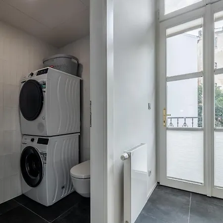 Elegant Located In The Centre Of Apartment