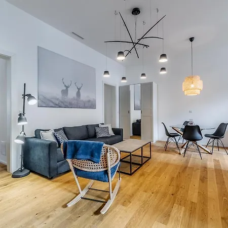 Elegant Located In The Centre Of Apartment *