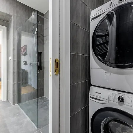 Elegant Located In The Centre Of Apartment