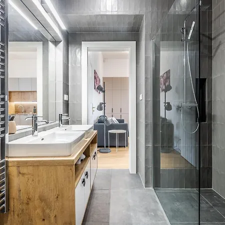 Elegant Located In The Centre Of Apartment *