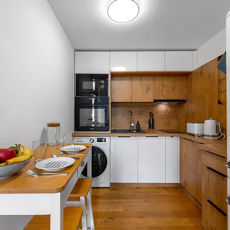 Elegant Located In The Centre Of Apartment